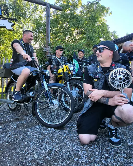 Der Stolz über ihre prächtigen Mopeds ist den Clubmitgliedern anzusehen. | Foto: Eckhart Herbe