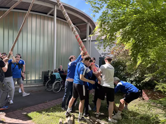 Unter Applaus wurde der Maibaum wieder aufgestellt. | Foto: Stadt Linz