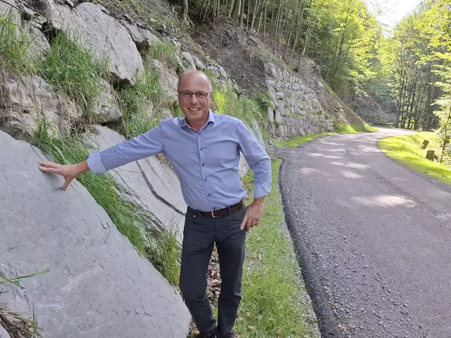 Bürgermeister Herbert Walkner an der neuen Straße.
Foto: Josef Wind
