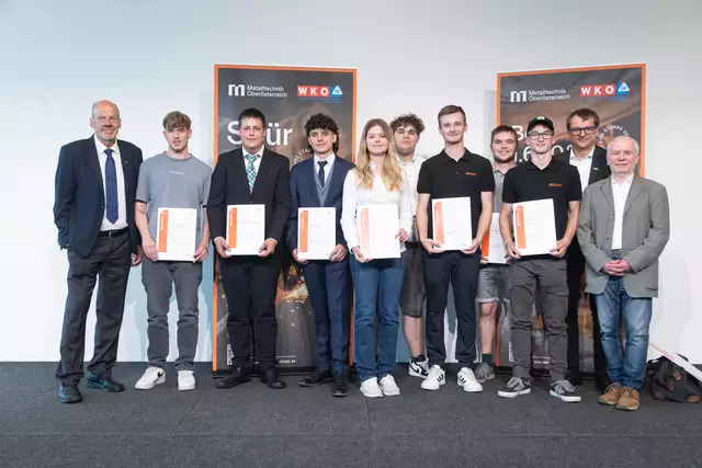 Landesinnungsmeister Fritz Danner, Leon Pernsteiner-Platzl, Markus Ebetsberger-Dachs, David Kasinger, Victoria Vierlinger, Jonas Kößlbacher, Simon Berndorfer, Wolfgang Lüftenegger, Marvin Reisinger, Walter Hemetsberger (Bildungsdirektion) und Alois Hinterer (Bundes- und Landeslehrlingswart Metalltechnik) (v.l.). | Foto: cityfoto