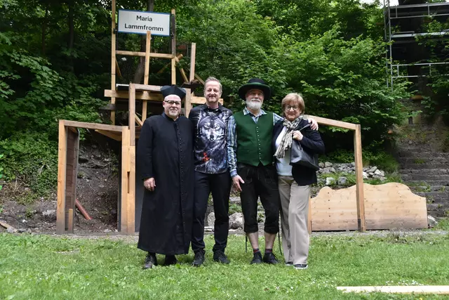 Peter Wolf, Autor Markus Koschuh, Alexander Schwarz und Obfrau Claudia Lugger (v.l.) gewährten bereits erste Einblicke in das Stück am Schlossberg in Rattenberg. | Foto: Barbara Fluckinger