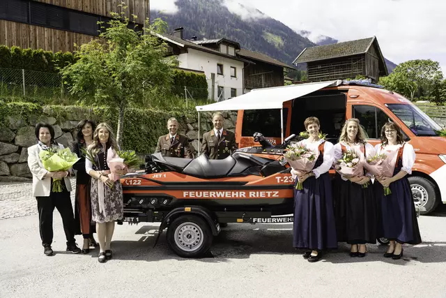 Stolz zeigen sich die Rietzer mit den neuen Jetskis der Freiwilligen Feuerwehr Rietz. | Foto: FF Rietz