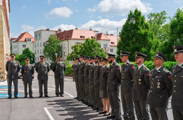 Zwei Leutnante und 22 Wachtmeister des Österreichischen Bundesheeres wurden vor dem Landhaus Eisenstadt feierlich vorgestellt. | Foto: Bundesheer/Stefan Klikovich
