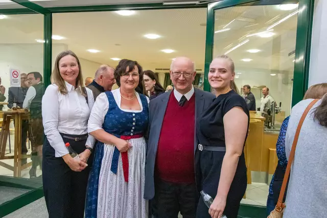 Freuten sich über die vielen Besucher.
v.l.n.r: Sabine Rathmayr, Vizebgm. Eva Wahlmüller, Pfarrer Mag. Josef Etztlstorfer sowie Hanna Rathmayr | Foto: Albert Rathmayr