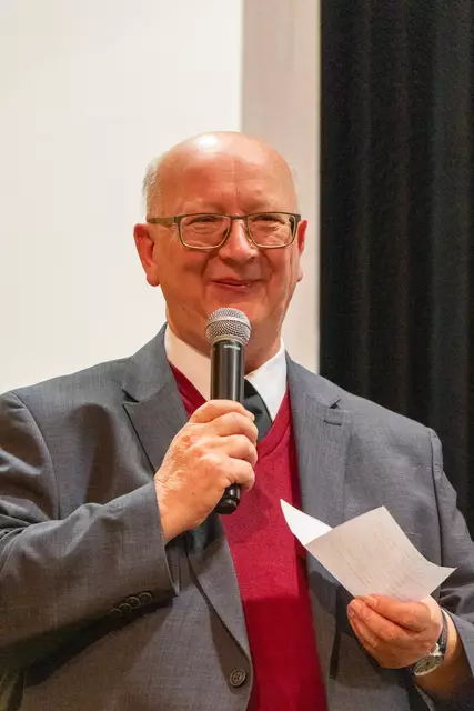 Pfarrer Mag. Josef Etztlstorfer bedankte sich bei der Polizeimusik OÖ und allen Gästen. | Foto: Albert Rathmayr