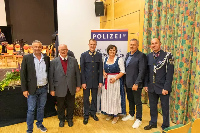 v.l.n.r.: Postenkommandant Kurt Wögerer, Pfarrer Mag. Josef Etzlstorfer, Kapellmeister Robert Wieser, Vizebgm. Eva Wahlmüller, Polizei-Bezirkskommandant Major Gerald Eichinger sowie Musikmeister Christian Brummer.  | Foto: Albert Rathmayr