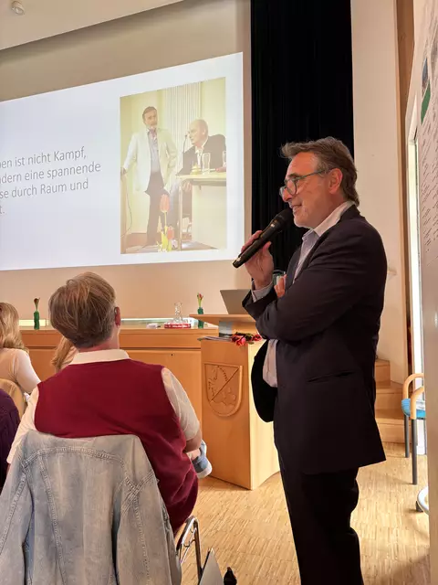 Dr. Tomantschger leitete die Vortragsreihe mit einer Begrüßung ein und hielt selbst auch einen Fachvortrag.  | Foto: MeinBezirk