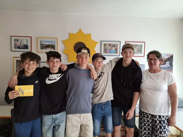 v.l.: Die fünf Pfarrwerfner Firmlinge Leon, Moritz, Maximilian, Alexander und Lukas gemeinsam mit Gruppenleiterin Elisabeth Hammer bei der Spendenübergabe. | Foto: Die Pfarrwerfner Firmgruppe