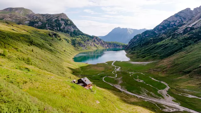 Die Zwei-Seenwanderung im Kleinarler Talschluss führt vom smaragdgrünen Jägersee in zirka drei Stunden bis zum Naturparadies Tappenkarsee. Zahlreiche Kurven und Kehren führen durch die Landschaft und man meistert insgesamt 750 Höhenmeter. | Foto: Wagrain-Kleinarl Tourismus