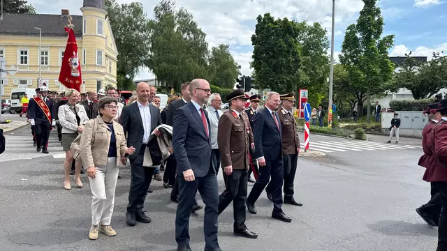Zahlreiche Politiker nahmen am festlichen Umzug teil. Darunter Landeshauptmann Thomas Stelzer (ÖVP), Bürgermeister Dietmar Prammer (SPÖ), Vizebürgermeister Martin Hajart (ÖVP) und Sicherheitsstadtrat Michael Raml (FPÖ) | Foto: FF Ebelsberg