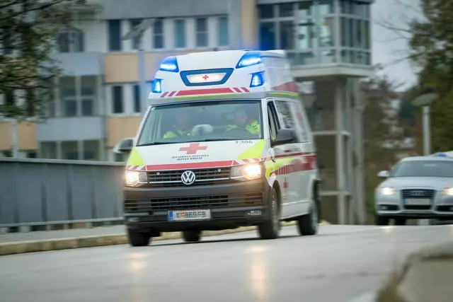 Eine Einsatzfahrt der Rettung wurde durch eine Kollision mit einem Motorradfahrer unterbrochen. (Symbolfoto) | Foto: Bernhard Knaus