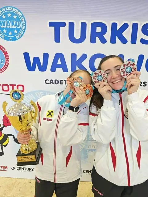 Anna Schmidl und Viktoria Hader waren beim World Cup in der Türkei vertreten. | Foto: Kickboxclub Rohrbach