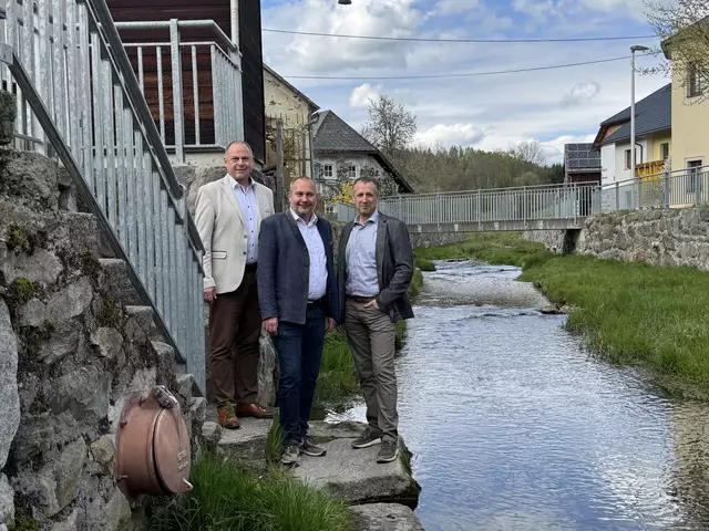 Die drei Bürgermeister der Verbandsgemeinden (v.r.n.l. Obmann Bgm. Roland Maureder – Zwettl an der Rodl, Bgm. Thomas Wolfesberger – Bad Leonfelden und Bgm. LAbg. Josef Rathgeb - Oberneukirchen) beim Lokalaugenschein im Bachbett des Distlbaches. | Foto: Marktgemeinde