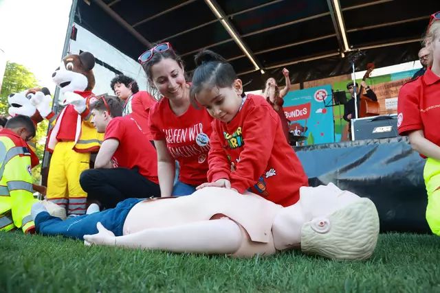 Wie funktioniert Erste-Hilfe? Das können die Kinder an den zahlreichen Mitmachstationen ausprobieren. | Foto: Samariterbund Wien/APA-Fotoservice/Peter Hautzinger