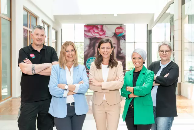 Das Center Management-Team der Rosenarcade Tulln rund um Hans-Peter Skukalek (Leiter Haustechnik), Sabine LoquetBayard (Infopoint), Katharina Gfrerer (Center Managerin), Sabine Riederer (stv. Centerleiterin), Bettina Baier (kaufm. Assistenz Haustechnik). | Foto: Stefanie Winter