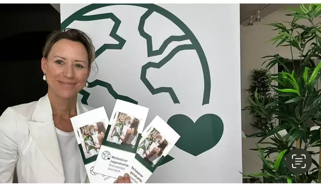 Nicole Prutsch, Geschäftsführerin der Weltsteirer, mit Flyern zum ersten Sommercamp für Kinder von Auslandsteirerinnen und Auslandsteirern.  | Foto: Weltsteirer