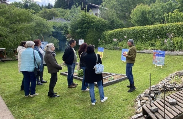 Kunst trifft Natur: Im Schaugarten von Willy Gansberger verschmolzen Pflanzenpracht und kreative Werke zu einem eindrucksvollen Gesamterlebnis. Heinz Trutschnig führte durch die Ausstellung. | Foto: zVg Heinz Trutschnig