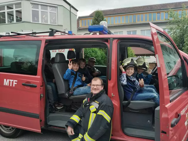 Starke Partnerschaft: Feuerwehr, Schule und Gemeinde arbeiten Hand in Hand für mehr Sicherheit. | Foto: FF Rabenstein