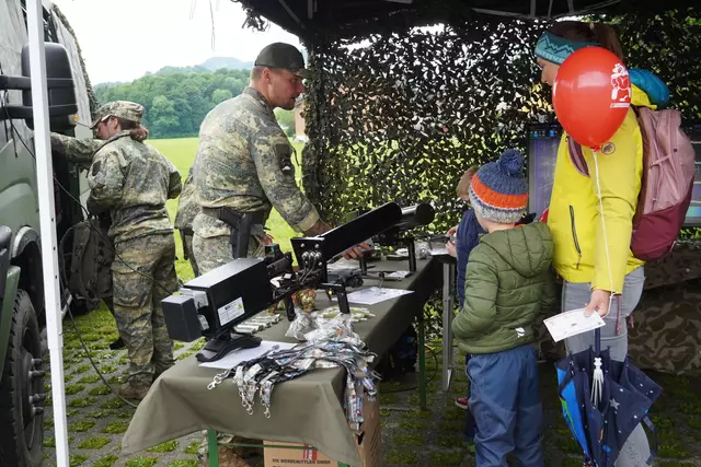 Gemeinsam mit der Militärpolizei stellte das Bundesheer einiges an Equipment vor. | Foto: Florian Radauer