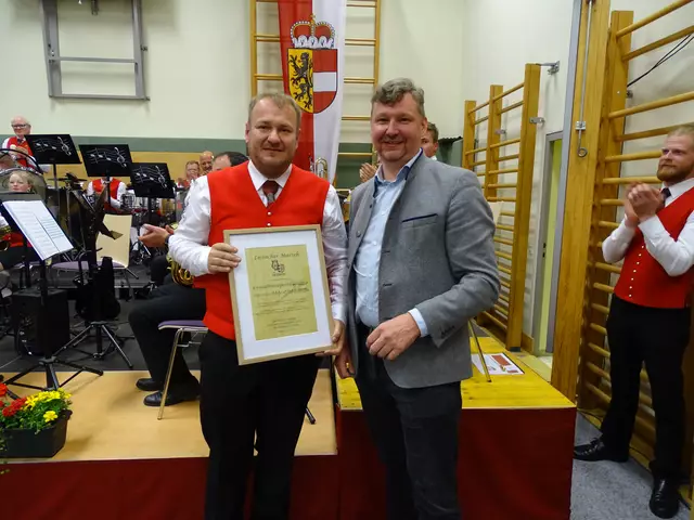 Bei der „Lessacher Marsch“-Partiturübergabe durch den Komponisten Christian Berchthaler (re.) an den Obmann, Andreas Perner. | Foto: Sandra Aigner