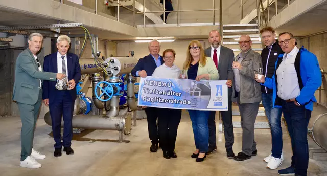 Eröffnung des neuen Trinkwasser-Tiefenbehälters in der Raglitzerstraße- Stadtrat Günther Kautz, Landtagsabgeordneter Hermann Hauer, Bürgermeister a.D Herbert Osterbauer, Eva Bauer, Bürgermeisterin Klaudia Osztovics, Vizebürgermeister Marcus Berlosnig, Johannes Benda, Thomas Rack, Peter Fuchs (v.l). | Foto: Elisabeth Peinsipp