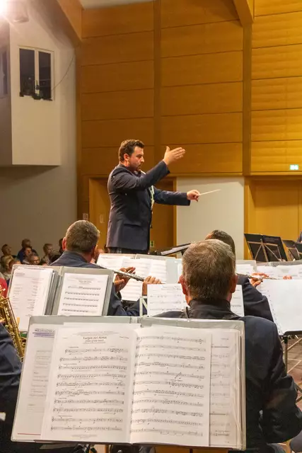 Kapellmeister-Stellvertreter Peter Schimpl stellte mit der symphonischen Ouvertüre Fuegos del Alma, sein Können am Dirigentenpult unter Beweis.  | Foto: Albert Rathmayr