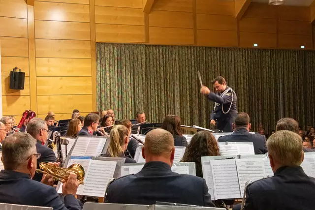 Kapellmeister-Stellvertreter Peter Schimpl am Dirigentenpult. | Foto: Albert Rathmayr