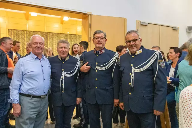 der ehemalige Polizist Johann Fischereder freute sich besonders, wieder ehemalige Kollegen zu treffen. 
v.l.nr.: Johann Fischereder, Ulrich Baumgartner, Fred Übleis und Josef Scharinger.  | Foto: Albert Rathmayr