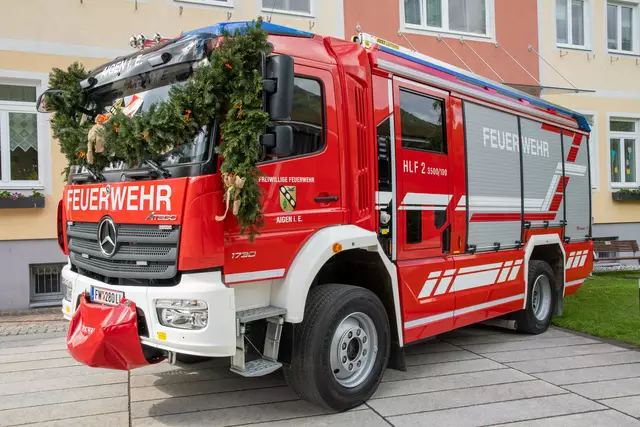 Das neue HLF2 auf Mercedes-Basis ersetzt das über 30 Jahre alte TLFA 2000 und bringt mit 3.500 Liter Wassertank, moderner Rettungsausrüstung und maßgeschneidertem Aufbau durch die Firma Rosenbauer deutliche Verbesserungen im Einsatz.  | Foto: Franz Gruber-Veit