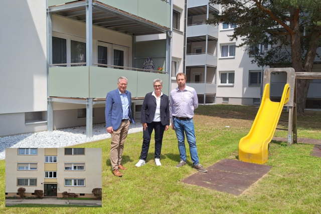 Vorher und Nachher.: Bürgermeister Martin Kulmer, Vizebürgermeisterin Silvia Radaelli und Dietmar Bucher (in Vertretung von Projektleitung Roman Beszeni) vor der sanierten Wohnanlage | Foto: Stadt St. Veit