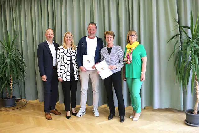 Auszeichnung für langjährige Verdienste: Bildungslandesrätin Daniela Winkler, Harald Ziniel, Fachinspektor für Bewegung und Sport in der Bildungsdirektion Burgenland und ecole-Direktorin Karin Schneemann mit den Ausgezeichneten. | Foto: Landesmedienservice / Dorothea Müllner-Frühwirth