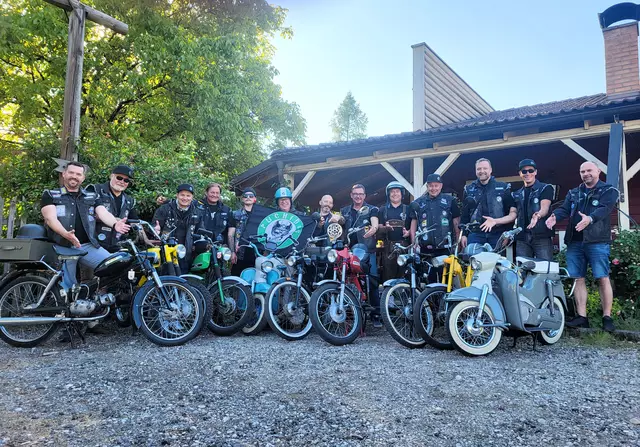 Sympathische Jungs mit großem Herz für alte Mopeds: Die Puchidos laden zum 10-Jahresjubiläum ihres Clubs. | Foto: Eckhart Herbe