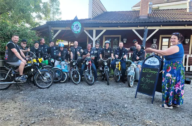 Puchidos und Longhorn-Saloon Wirtin Roswitha Enzinger freuen sich schon auf die Auffahrt unzähliger Oldtimermopeds am 31.Mai ab 8.30 Uhr. | Foto: Eckhart Herbe