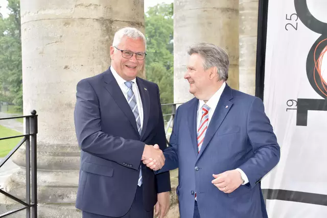 Städtebund-Präsident Bürgermeister Michael Ludwig und Eisenstadts Bürgermeister Thomas Steiner, Gastgeber und Vizepräsident des Städtebundes.  | Foto: Stefan Schneider