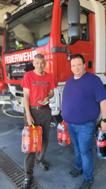 Robert Wild bedankt sich bei der Feuerwehr für den Einsatz in seinem Haus. | Foto: Wild