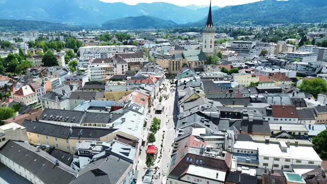 Mit den „In &amp; Out Shopping Days“ wird der in neuem Glanz erstrahlende Hauptplatz gefeiert. | Foto: Stadt Villach/Thomas Künster