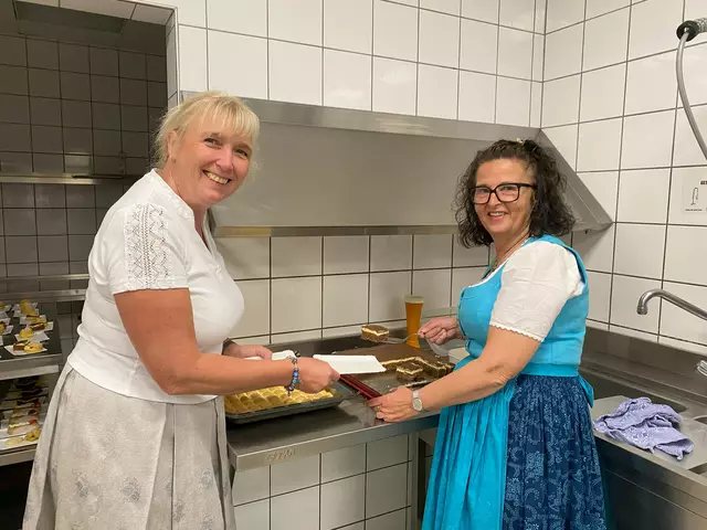 Die die Verköstigung der Musiker wurde groß aufgetischt. 
v.l.n.r: Astrid Voglsam und Sigrid Grubmair