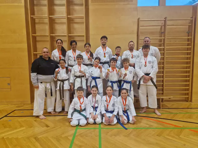 Großartige Leistungen zeigten wieder das Team von Karate Shotokan Lora mit Trainer Afrim Aliji. | Foto: Foto: Karate Lora