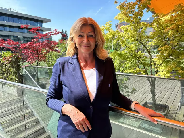 Andrea Kirchtag, Geschäftsführerin von "Frau und Arbeit" vor der TriBühne Lehen.  | Foto: Lisa Gold