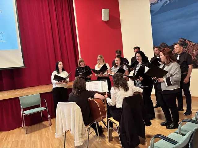 Der Da Capo Chor Längenfeld brachte zwischen den Vorträgen musikalische Auflockerung in den Abend. | Foto: Dorn