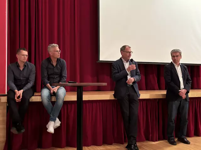 Facharzt Josef Strigl, Radiologe Stefan Hiehs, Direktor Ewald Wöll und Physiker Wolfgang Ringer referierten über Lungenkrebs. | Foto: Dorn