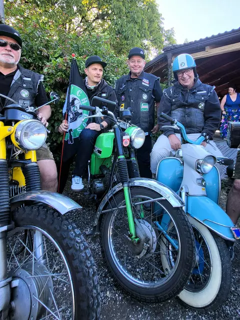 Bunt wie Bonbons: Die Schönheiten aus dem Hause KTM und Puch. | Foto: Eckhart Herbe