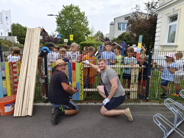 Zaunlatten bemalen mit dem Bürgermeister: Auch heuer lädt Puckings Gemeindechef Thomas Altof zum kreativen Workshop ein.  | Foto: Foto: Altof