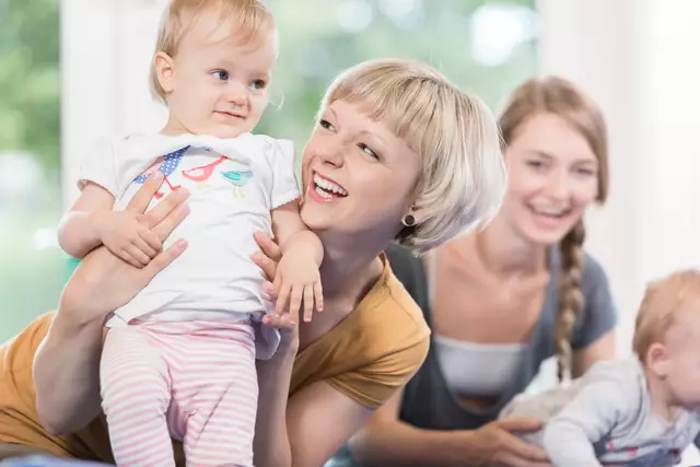 Die WhatsApp-Gruppe „Kinderartikel im Ort Ernsthofen weiterleben lassen“ ist ein nachhaltiger Weg, um Umwelt und Familienbudget zu entlasten.  | Foto: PantherMedia/Kzenon