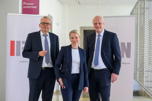 Von links: IFN-Miteigentümer Christian Klinger mit Finanzvorständin Barbara Desl, die seit Februar 2025 im Unternehmen ist und Johann Habring nach 21 Jahren als IFN-Finanzvorstand ablöst. | Foto: Werner Kerschbaummayr
