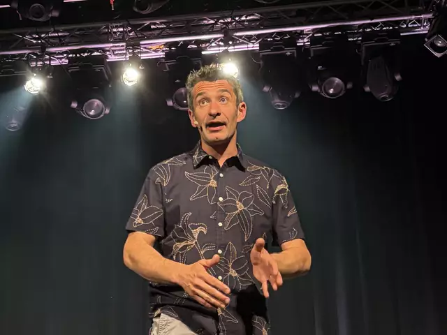 Omar Sarsam ist ein österreichischer Kabarettist und Facharzt für Kinder- und Jugendchirurgie und begeisterte das Publikum in Judenburg.