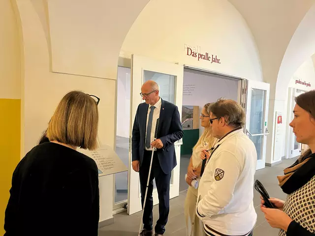 Landeshauptmann Anton Mattle am "Tag des weißen Stockes" gemeinsam mit Sabine Karrer (Obfrau BSVT). Jetzt hat der BTSV die Haussammlung in gans Tirol gestartet. Alle Sammler können sich ausweisen. | Foto: Land Tirol