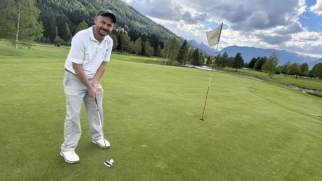Jakob Fingerlos (Golfclubmanager,  Golfclub Lungau/Katschberg) kurz vor dem "Putten". | Foto: pjw