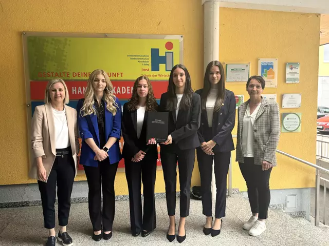 Verena Jacob, Personalverantwortliche der Sparkasse Imst (l.), und Helga Schranz vom wohn²-Team (r.) waren bei der Präsentation der Diplomarbeit der Schülerinnen in der HAK Imst mit dabei.  | Foto: HAK Imst