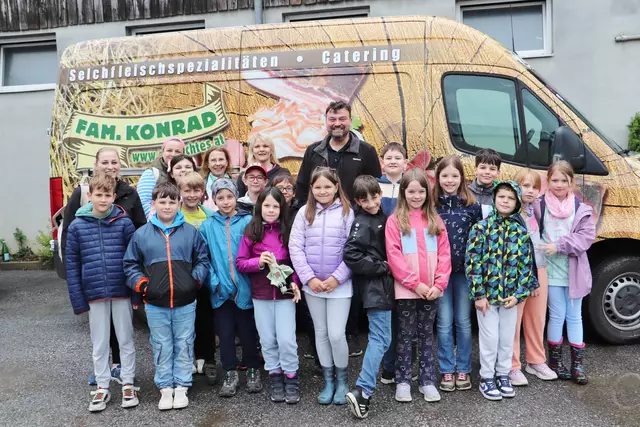 Markus Konrad zeigte der 3c Klasse Schweine- und Kuhstall und ließ den Kindern ihren eigenen Burger braten.   | Foto: Edith Ertl